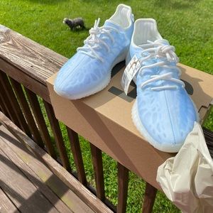 NEW IN BOX!Yeezy Boost 350 V2 Mono Ice 2021 size 7